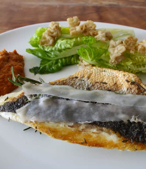 bar poêlé et sauce romesco