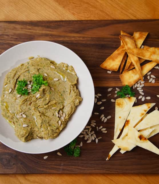 baba ghanouj aux graines de tournesol et citron, pain Naan croustillant