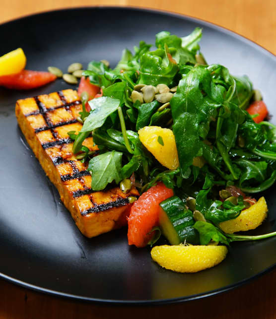 steak du tofu mariné et grillé sur salade de roquette aux agrumes