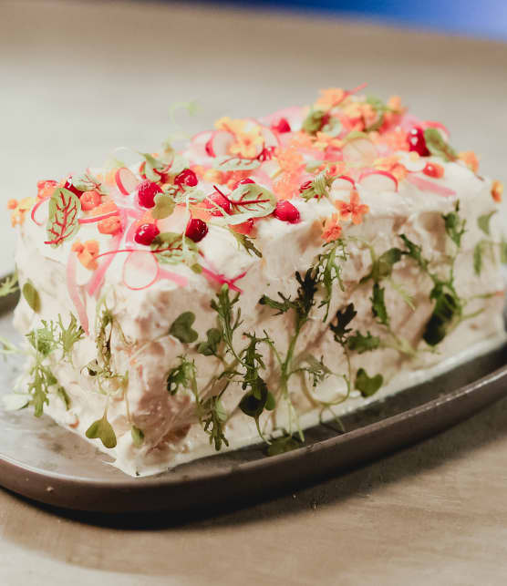Pain sandwich au saumon fumé, mousse de crevettes et crabe, crémage au fromage et yogourt