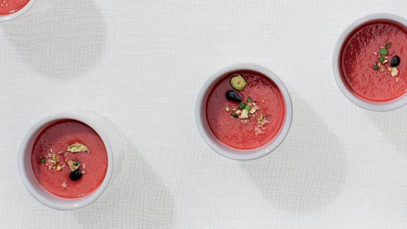 Gaspacho de framboises et de poivrons rouges