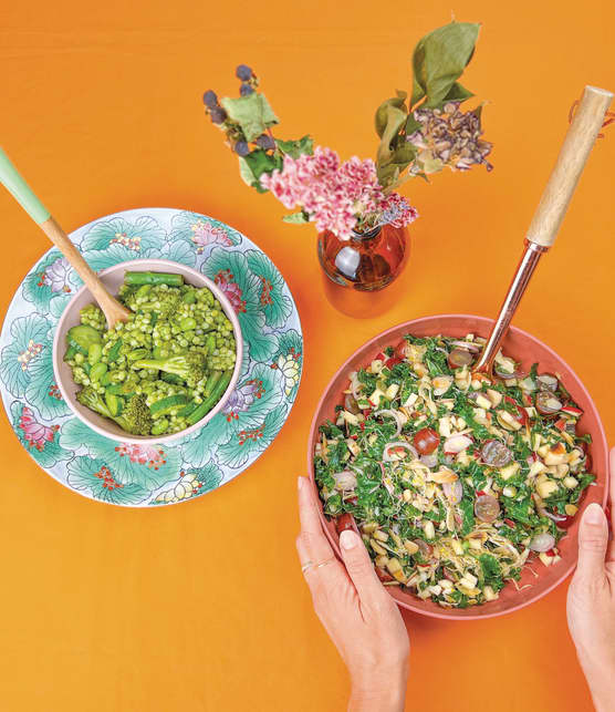 Salade de luzerne, de kale, de raisins, de pommes et d’amandes grillées