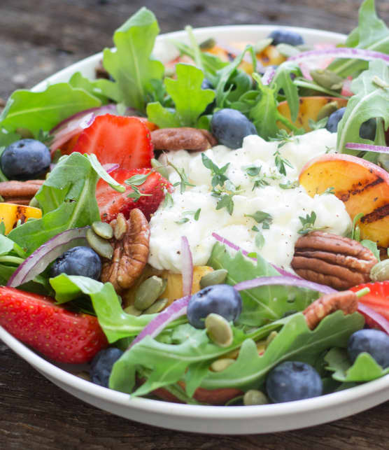 Salade fraîcheur à la roquette et aux petits fruits