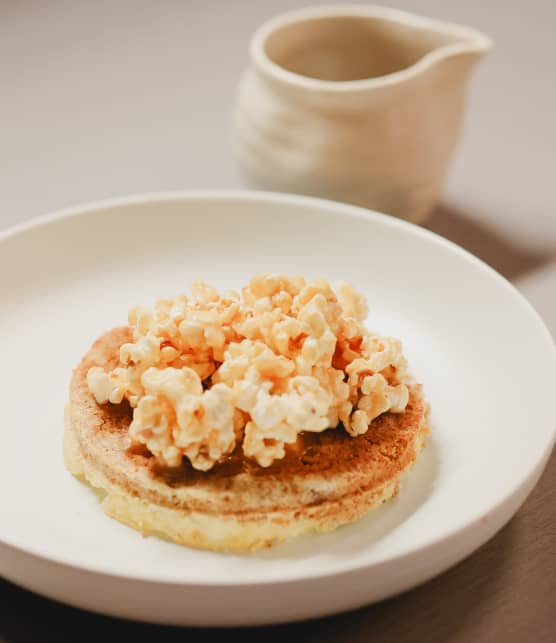 Gâteau au fromage, pop-corn au caramel et coulis de petits fruits