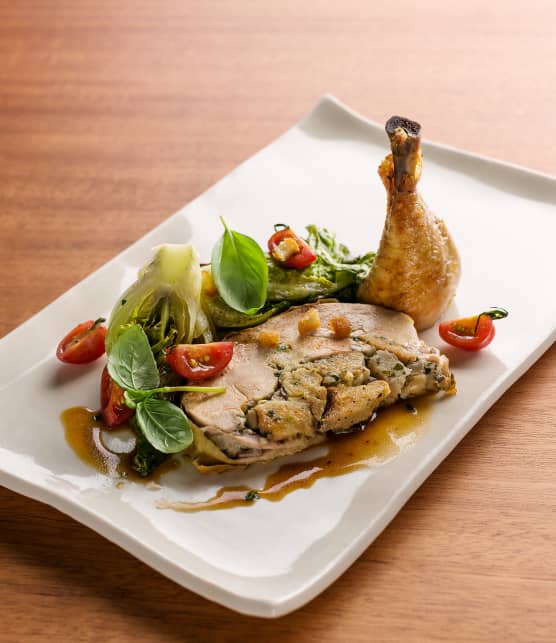 Poulet de grain farci et rôti, et son jus au naturel