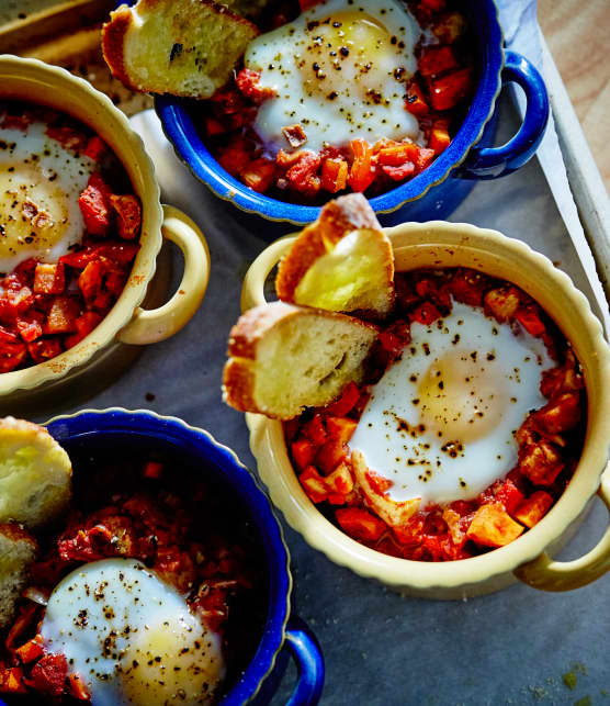 Casserole de ratatouille style chakchouka et œufs pochés