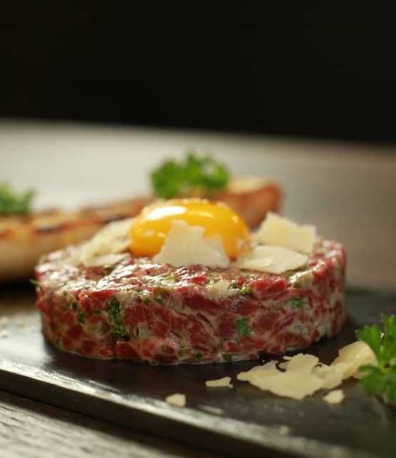 Tartare de bœuf, jaune d’œuf et parmesan