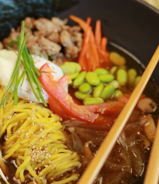 Soupe ramen au porc haché et œuf poché