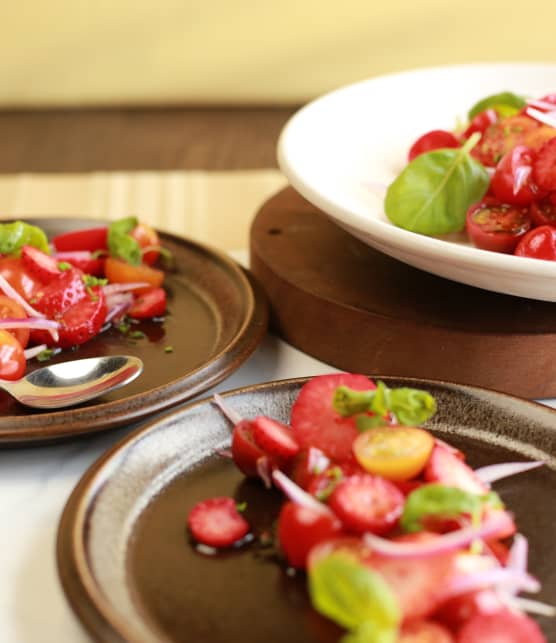 Salade de tomates cerises, fraises et basilic