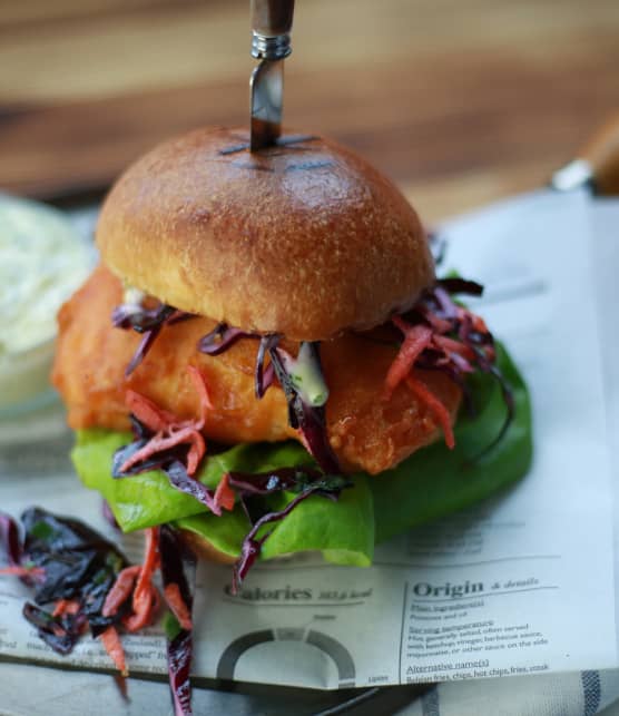 Sandwich de fish and chips et sauce tartare