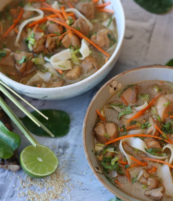 Soupe thaïe au poulet et citronnelle