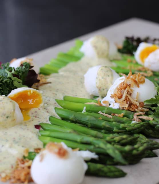 Asperges vinaigrées à la moutarde et œufs pochés