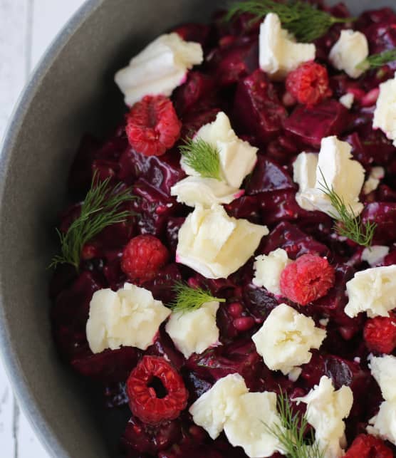 Salade de betteraves et framboises, fromage de chèvre et noix de pin