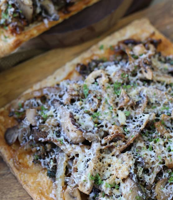 Tarte fine aux champignons, parmesan et oignons caramélisés