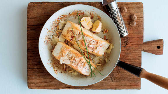 Mardi : Pavé de flétan poêlé au parmesan et aux pignons