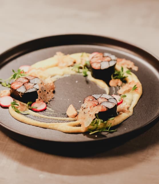 Mosaïque de saumon et de morue, radis marinés, condiment de yuzu et purée de chou-fleur