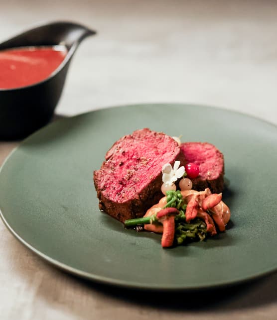 Cerf aux épices boréales, purée de chanterelles, brocolis d’asclépiades et sauce à la chicoutai