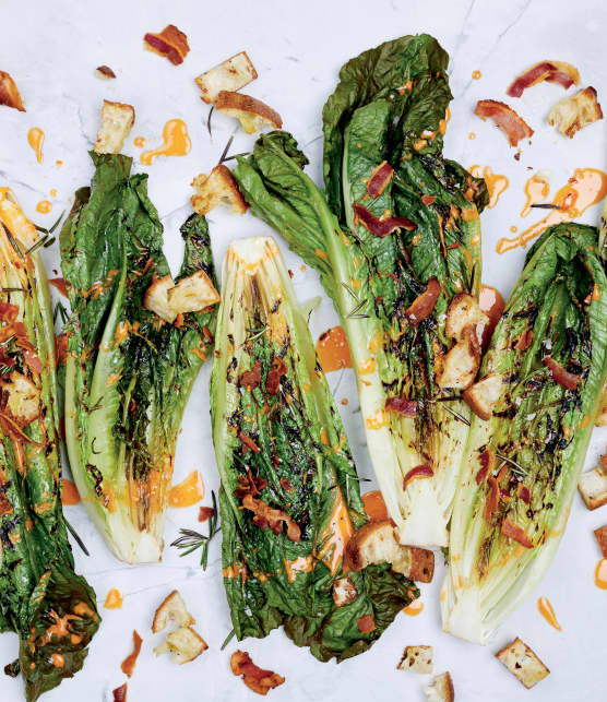 Coeurs de romaine grillés avec vinaigrette chaude aux tomates rôties