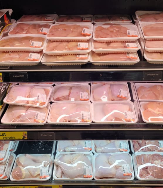 Pourquoi le poulet en épicerie a parfois une apparence et une texture étranges