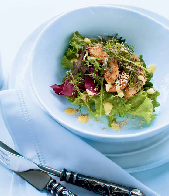 Salade tiède au poulet, vinaigrette à la mangue et au sésame