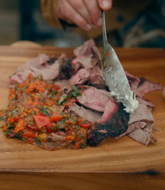 Gigot d’agneau de Charlevoix, muhammara grillé et tzatziki