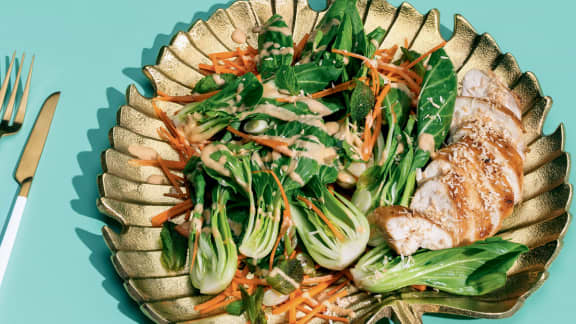 Jeudi : Salade de bok choy, poulet et noix de coco grillée