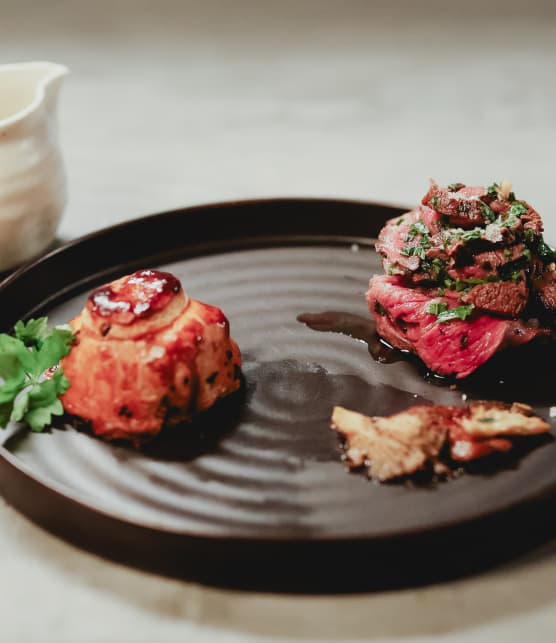 Pithiviers aux champignons, rosace de salade de bœuf et sauce crémeuse aux champignons et brandy