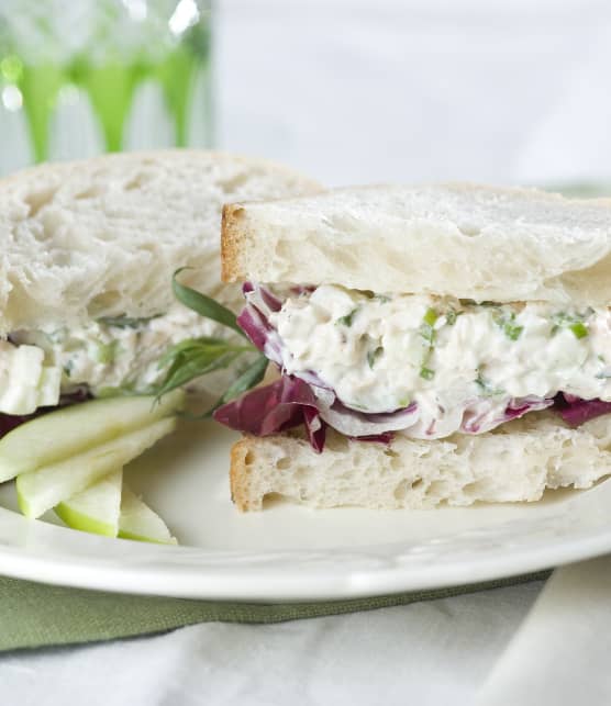 Sandwichs de salade de poulet aux pommes et au fenouil