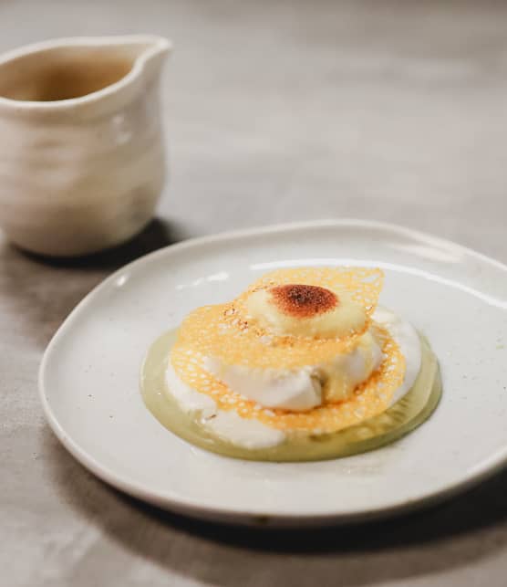 Nougat glacé au yogourt, tuiles au safran, coulis à l’orange et au cognac