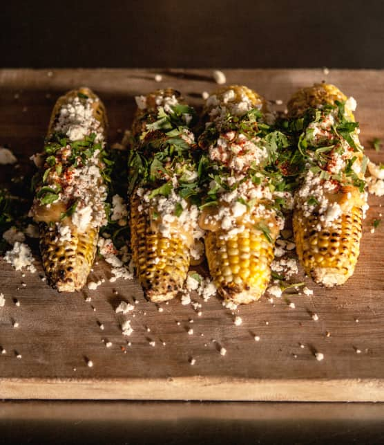 Maïs grillé, mayo pimentée et miettes de feta