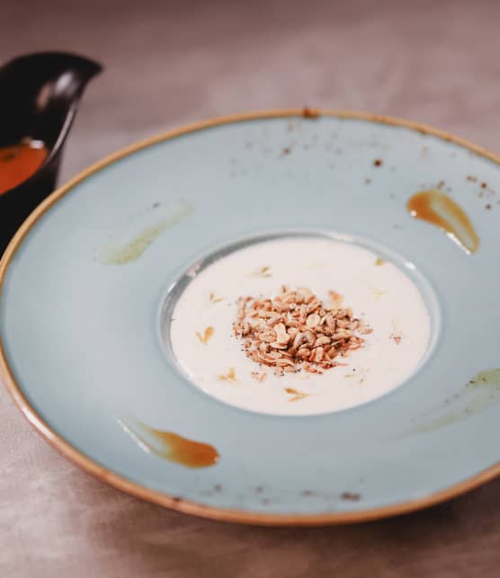 Perles de tapioca, coulis à la vanille et fruits de la passion, granola, caramel salé