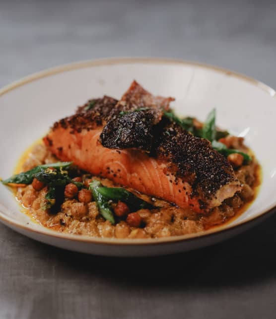 Cari de pois chiches, asperges et saumon en croûte de chia