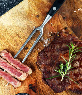 Steak Cuit Avec Plat De Cuisson Sur Un Barbecue Avec Feu Sur Fond Noir Avec  Une Place Pour Le Texte Et Les Inscriptions Gros Plan