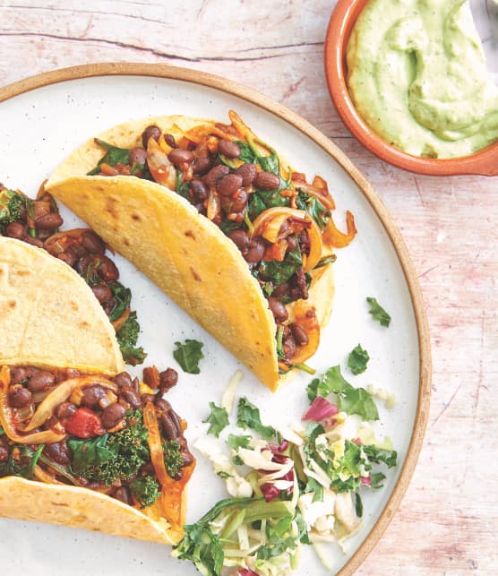 Tacos aux haricots noirs et au chili, sauce verte aux noix