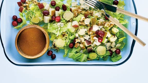 Salade de choux de Bruxelles aux poires et au fromage bleu