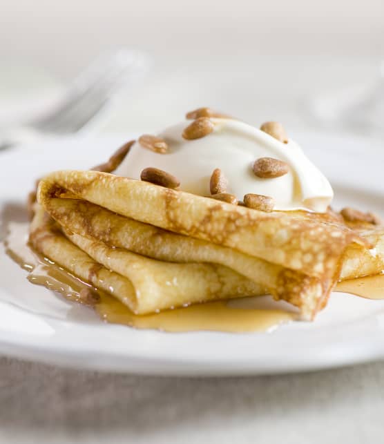 Crêpes au miel, aux noix de pin et à la crème fraîche