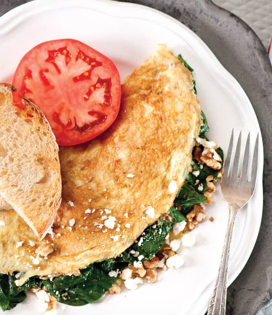 Omelette aux épinards, au fromage de chèvre et aux noix de grenoble