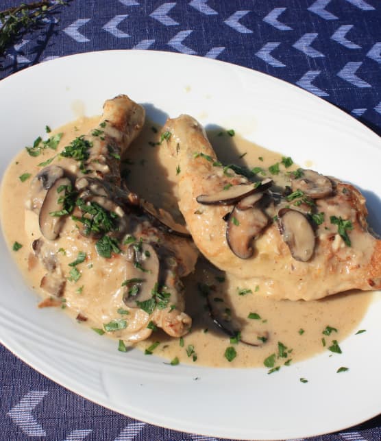 One pot de cuisses de poulet à la crème, champignons et vin blanc