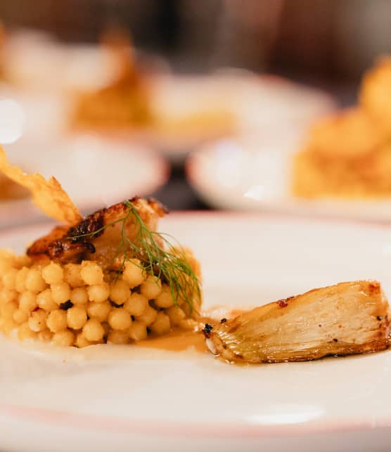 Crevettes grillées, couscous israélien à la bisque et fenouil braisé à l’orange