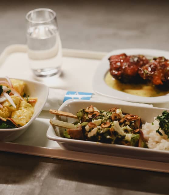 Brochettes, oignons marinés, aji verde et queso fresco