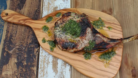 Côtes de porc grillées et chimichurri aux herbes