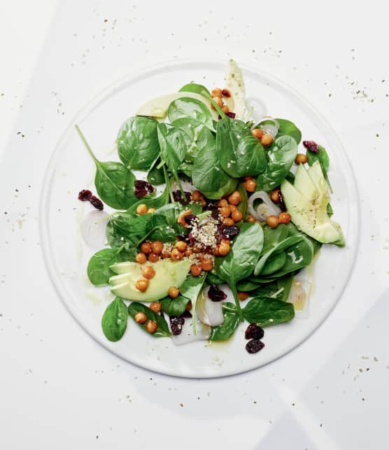 Salade aux graines de chanvre, pois chiches rôtis et canneberges