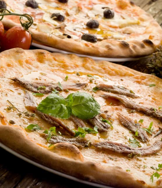 Pizza farcie de chicorée, anchois, pignons et raisins secs