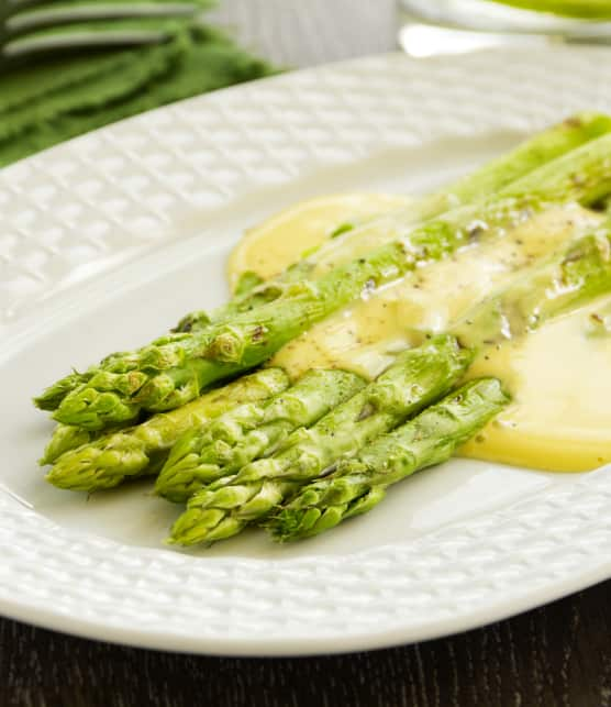 Asperges sauce hollandaise et caramel de betterave