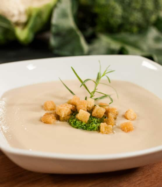 Potage au chou-fleur et au pistou de brocoli