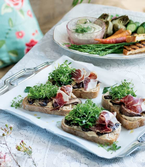 Sandwich ouvert aux champignons et au jambon ibérique