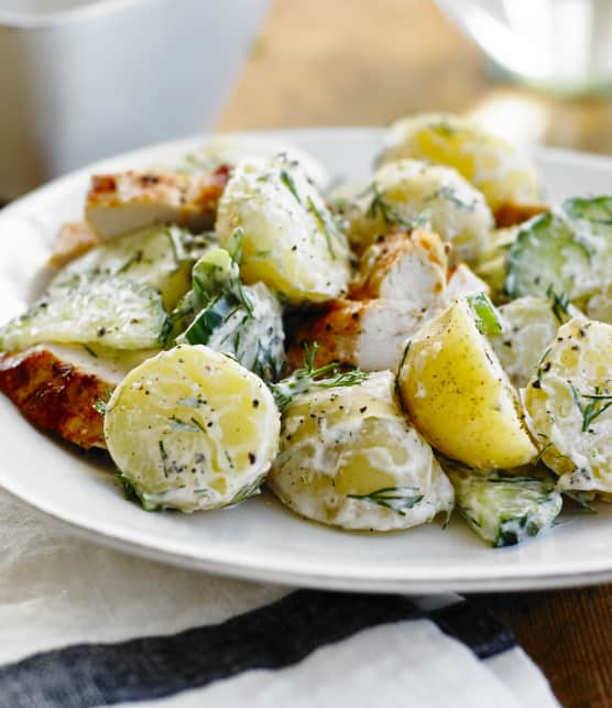 Poitrines de poulet avec salade de pommes de terre crémeuse