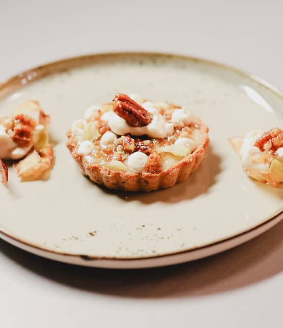 Tartelette aux pommes et au chou, pacanes à l’érable, caramel et chantilly