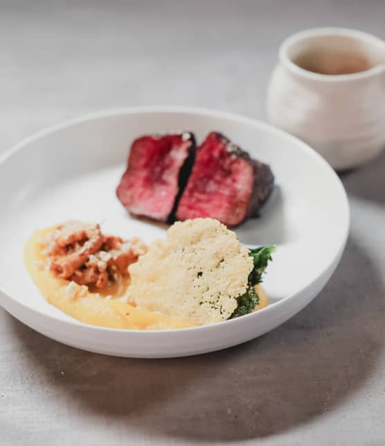 Filet de bœuf au café, purée, tuile de parmesan, chanterelles et sauce au vin
