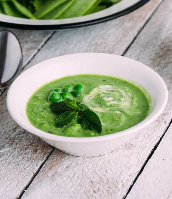 Velouté de pois verts à la menthe et au yogourt gras